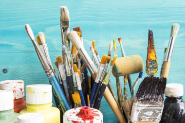 Ekipman, boya ve fırça mavi bir arka plan üzerinde boyama