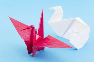 Origami kuş mavi zemin üzerine