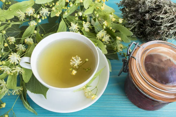 Växtbaserade läkemedel, Linden te, kyndel och St. John's Wort olja — Stockfoto