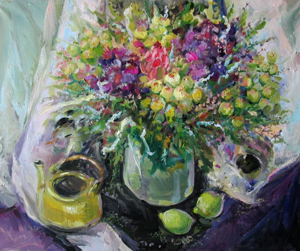 Nature morte avec des fleurs exotiques et des citrons verts dans des tons violets, peinture à l'huile — Photo