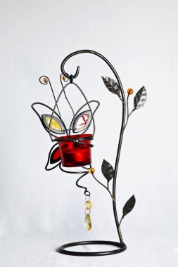 Güzel dövme demir şamdan beyaz arka plan üzerinde