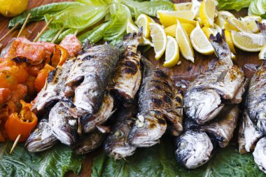 Izgara marul yaprakları üzerinde balık. Sokak gıda