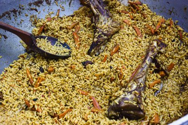 adet kuzu pilav ve havuç ile büyük kazan