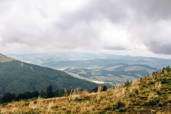 Bulutlu hava Dragobrat dağda üzerinden görüntüleyin. Ukrayna. Araba