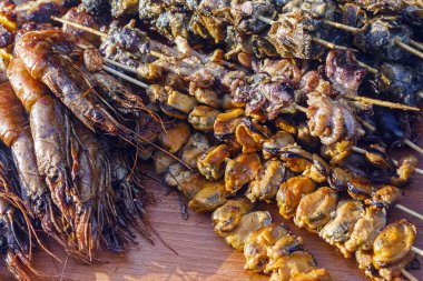 Izgara balık, karides, midye ve deniz ürünleri sopa