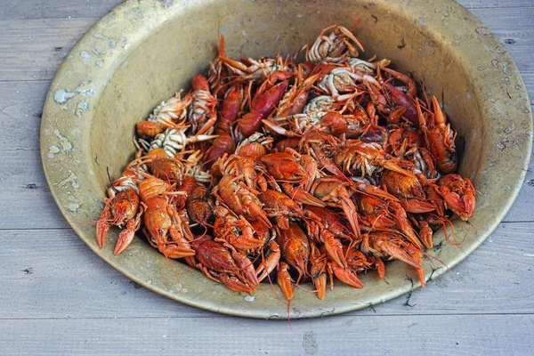 Lagostins cozidos no velho prato de latão. Comida de rua — Fotografia de Stock