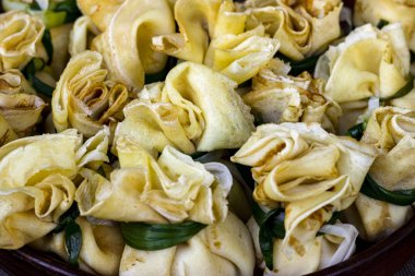 Soğan ile doldurulmuş krep torbalar