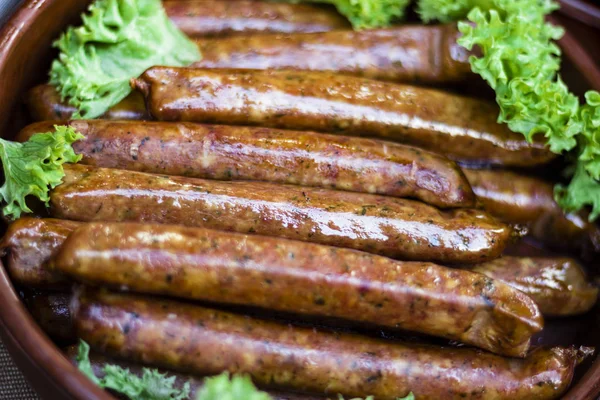 Embutidos ahumados en un bol con ensalada — Foto de Stock