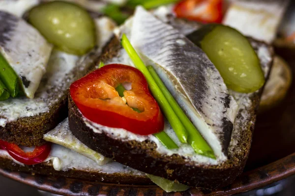 Sanduíche com arenque, pepino marinado, cebola e pimenta — Fotografia de Stock