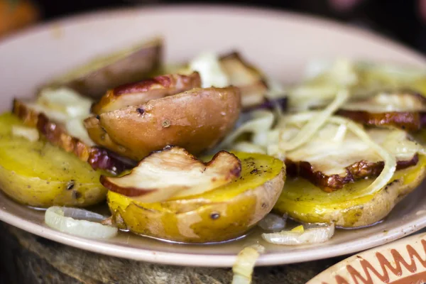 Domuz yağı ve soğan ile ızgara patates