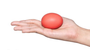 yumurta Paskalya günü tutan el