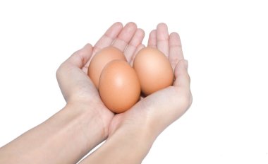 yumurta Paskalya günü tutan el
