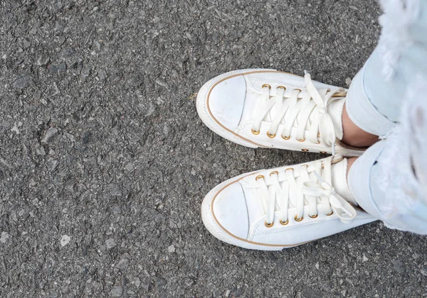 Witte casual schoenen overgaat — Stockfoto