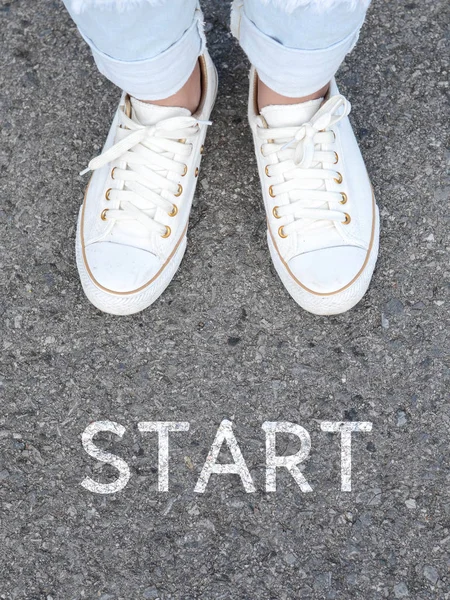 Weiße Freizeitschuhe treffen Entscheidung — Stockfoto