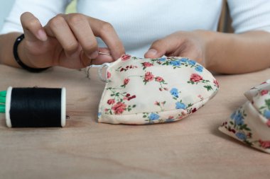 Evde maske yapmak, el yapımı kumaş maskesi dikmek, pamuk koruyucu ekipmanlar..