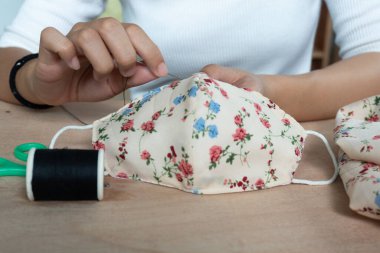 Evde maske yapmak, el yapımı kumaş maskesi dikmek, pamuk koruyucu ekipmanlar..