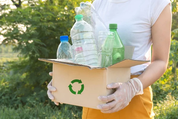 Mulher Pegando Garrafas Plástico Lixo Uma Caixa Para Conceito Reciclagem — Fotografia de Stock