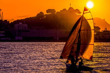 Gün batımında küçük bir yelkenliyle terlemeye geri dön..