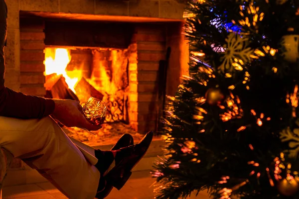 Oudejaarsavond Bij Open Haard Kerstmis Vreugdevolle Anticipatie Vakantie Warmte Omgeven Rechtenvrije Stockafbeeldingen