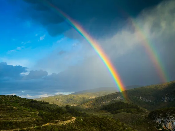 Uitzicht Bergen Een Dubbele Regenboog Een Deel Van Lucht Open Stockafbeelding