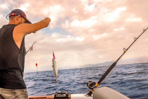 Jovem Boné Beisebol Bordo Navio Curso Pesca Contra Fundo Mar — Fotografia de Stock