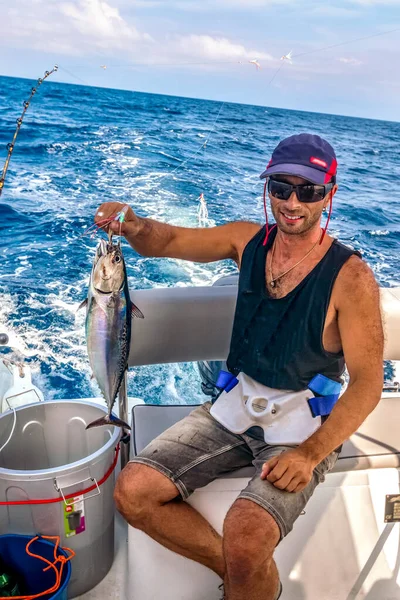 Joven Con Una Gorra Béisbol Bordo Del Buque Curso Pesca — Foto de Stock