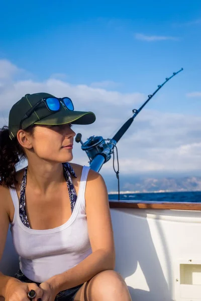 Rapariga Pesca Marítima Menina Contra Fundo Mar Pescador Mar Trolling — Fotografia de Stock