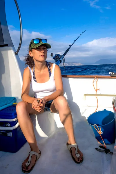 Rapariga Pesca Marítima Menina Contra Fundo Mar Pescador Mar Trolling — Fotografia de Stock