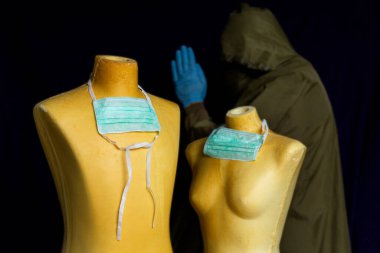 Coronavirus tehlikesinin sembolü olarak tıbbın maskesi. Endişeli çağrışımlar.