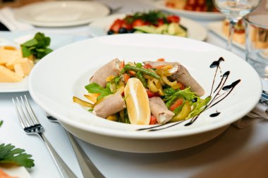 bir tabloda salata