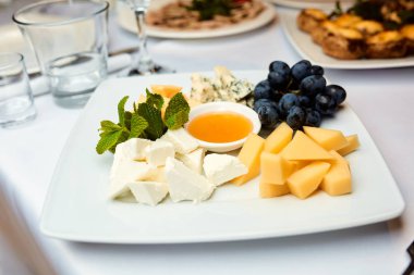 bir tablo üzerinde Peynir tabağı