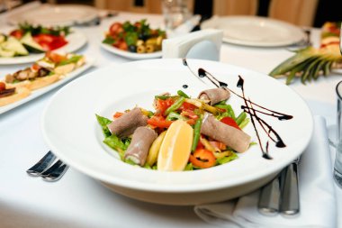 bir tabloda salata