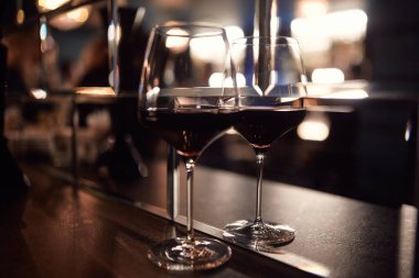 Masadaki gözlükler.