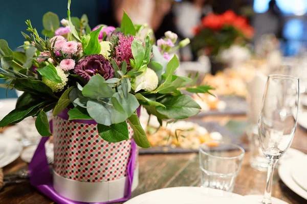 Un ramo de flores en la mesa del banquete — Foto de Stock