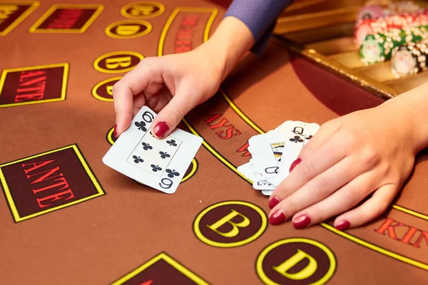 Waffenhändler legte die Karten auf den Tisch — Stockfoto