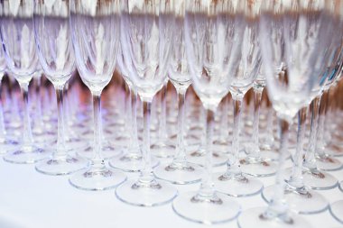 bardak şampanya bir tablo üzerinde bir sürü