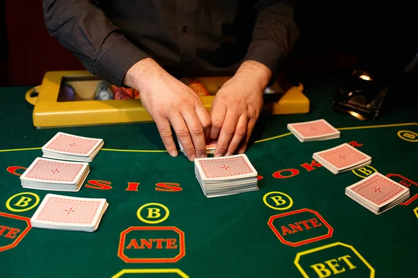 The dealer deals the cards — Stock Photo, Image