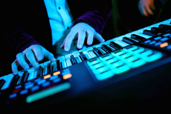 Пальці грають на синтезаторі — стокове фото