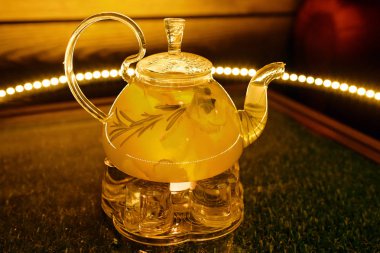 Kafede ananas dilimli sıcak ananas çaydanlığı.