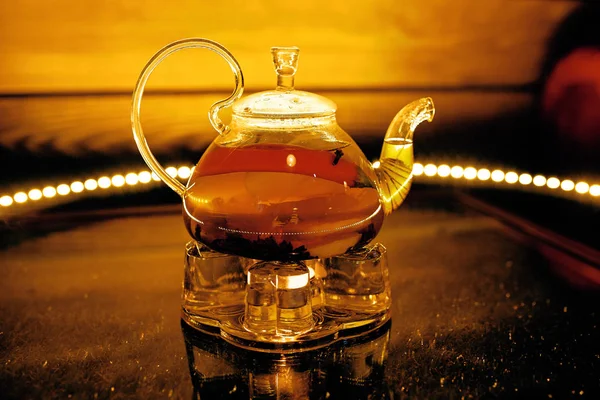 カフェのフルーツに熱いお茶を入れたグラスティーポット — ストック写真