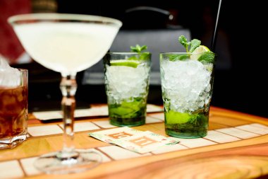 Kireç ve buz ile iki kokteyller