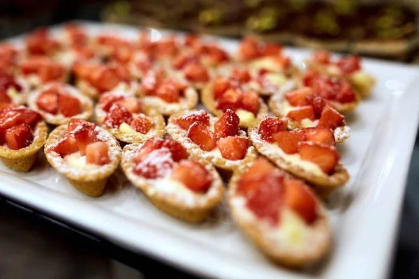 Erdbeerkuchen im Teller — Stockfoto