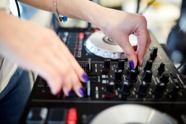 Büyük siyah dj kumanda cihazı 