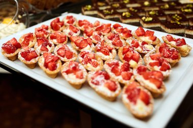 Bir tabak içinde çilekli kek 