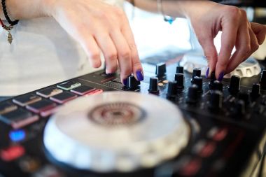 Büyük siyah dj kumanda cihazı 