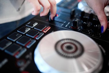 Büyük siyah dj kumanda cihazı 