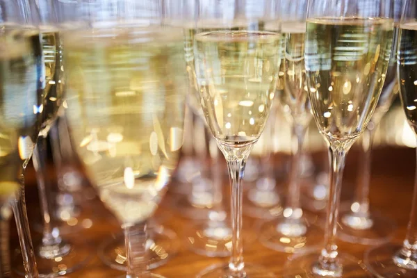 Şarap, şampanya ile gözlük — Stok fotoğraf