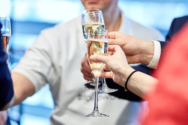 Pour accrocher des verres à vin avec du champagne — Photo