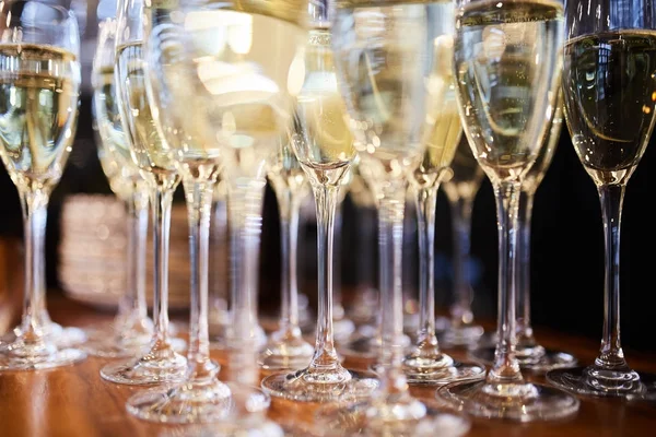 Wijnglazen met champagne — Stockfoto