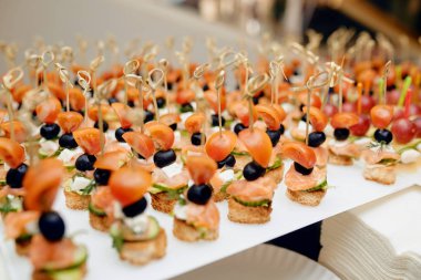 Beyaz bir tabak içinde birçok sandviç